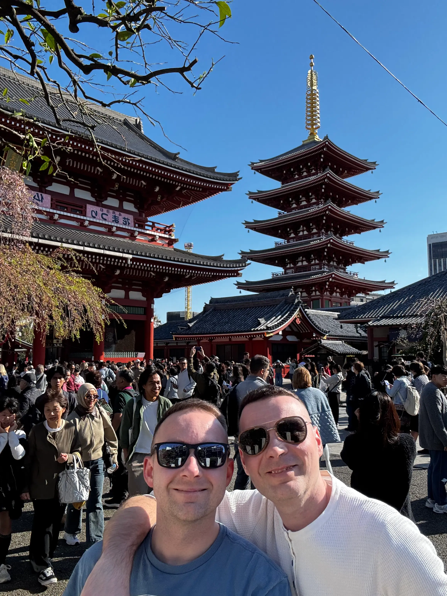 Chrám Senso-ji a jeho pagoda. Dva muži stojící na nádvoří chrámu v Tokiu
